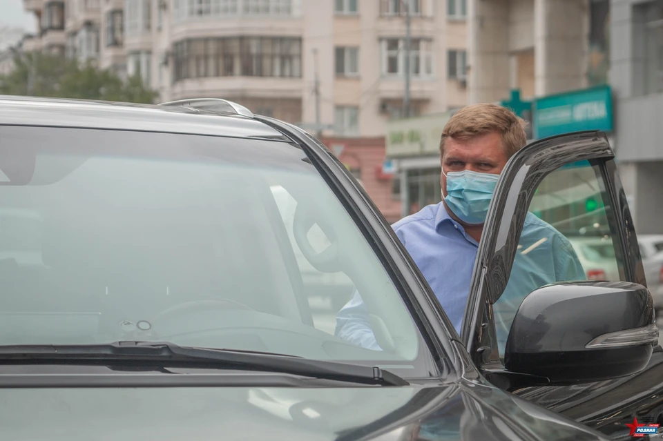Кандидат в депутаты Законодательного собрания во время поездок на машине носит медицинскую маску. Фото: Партия «Родина»