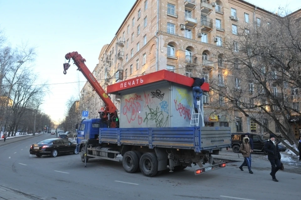 Предпринимателя обязали убрать киоски с центральной площади Омска самостоятельно.