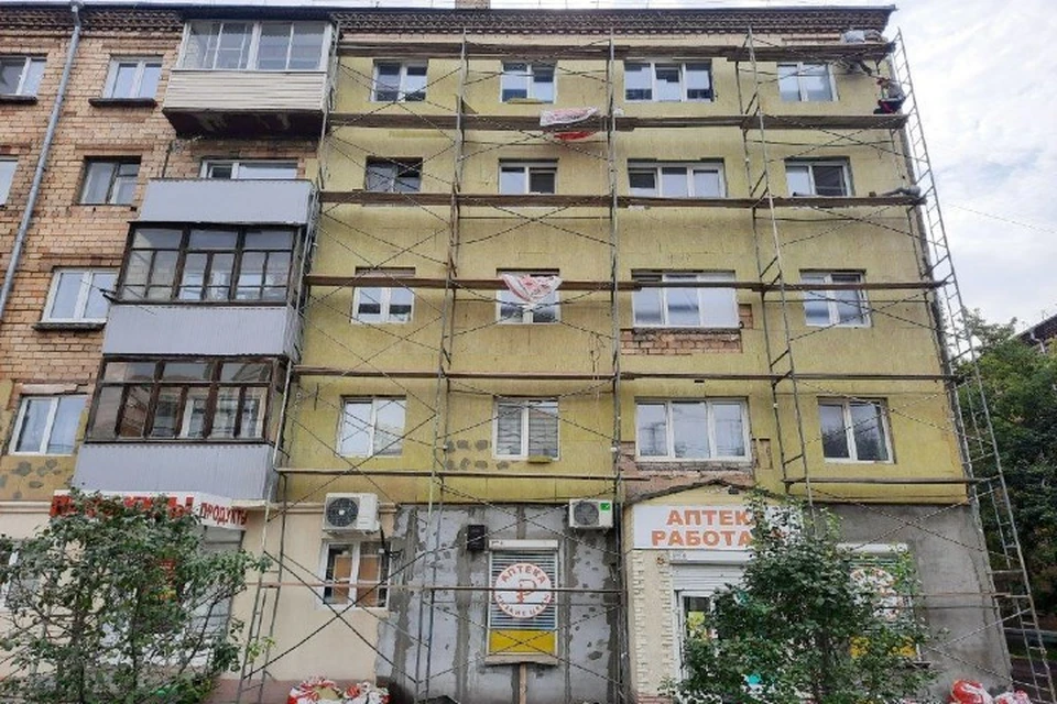 Один из домов на партизана Железняка, где ремонтируют фасад Фото: admkrsk.ru