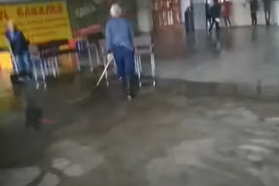 Вот так убирают воду в ГАИ Чувашии