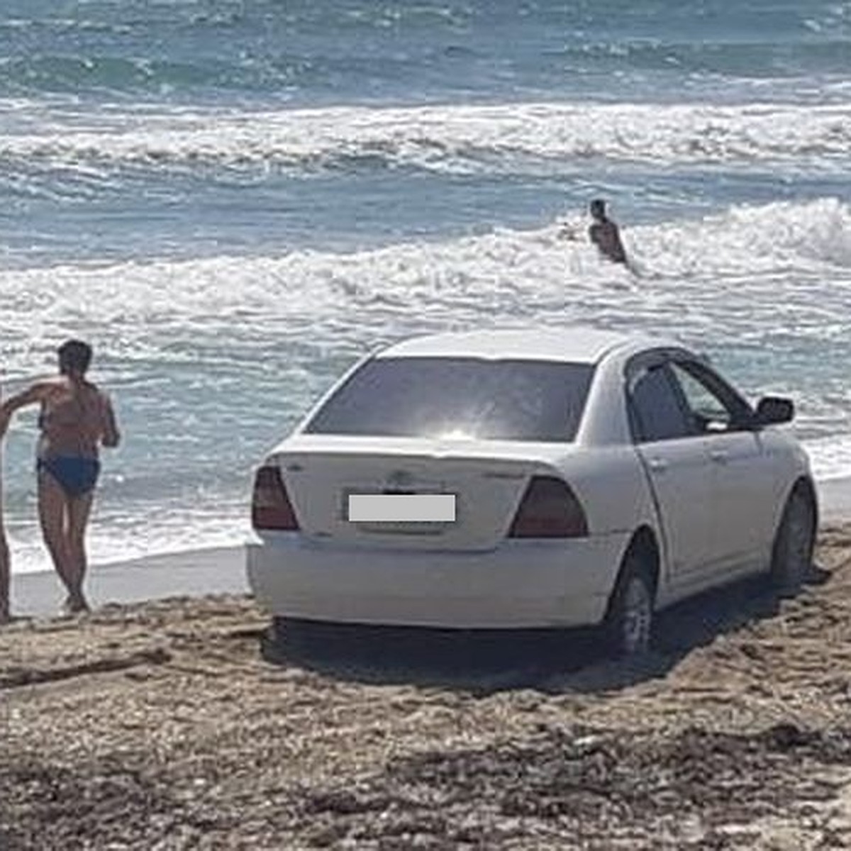 «Ключи забрали и выкинули»: наглый водитель едва не сбил ребенка на пляже в  Приморье - KP.RU