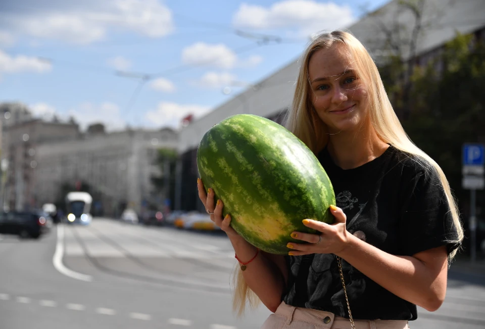 Не радует погода - налегайте на арбузы.