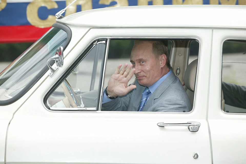 Президент России Владимир Путин за рулем ГАЗ-21 "Волга" 1956 г. выпуска.