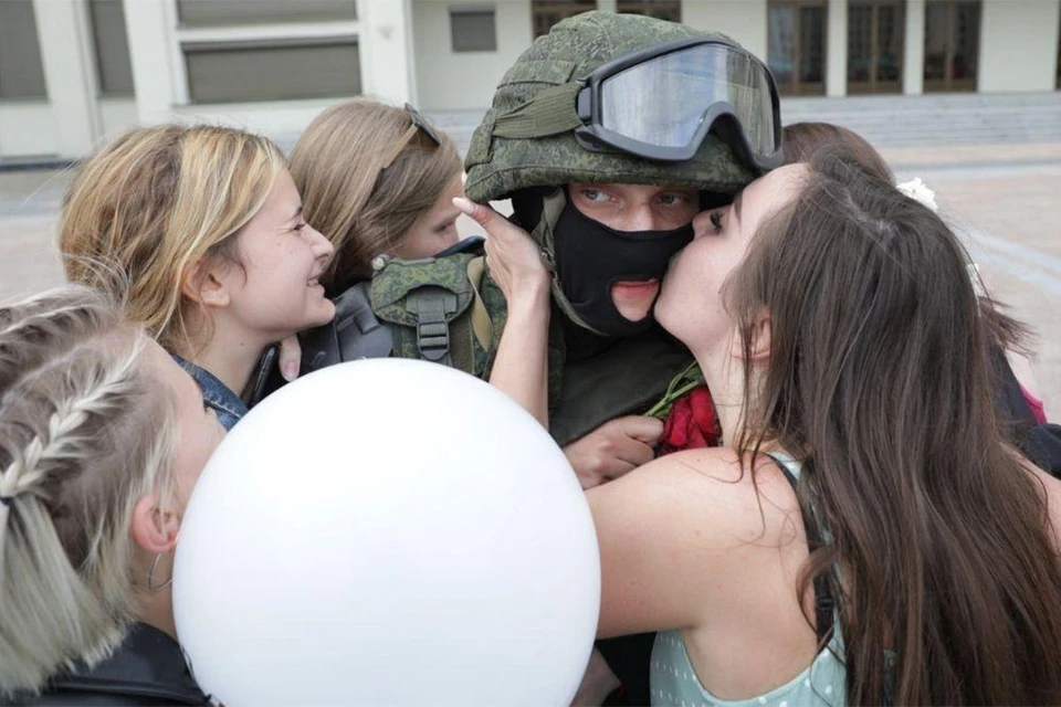 Девушки целуют солдата из оцепления на Площади Независимости в Минске, после того как прозвучал приказ опустить щиты и атмосфера разрядилась.