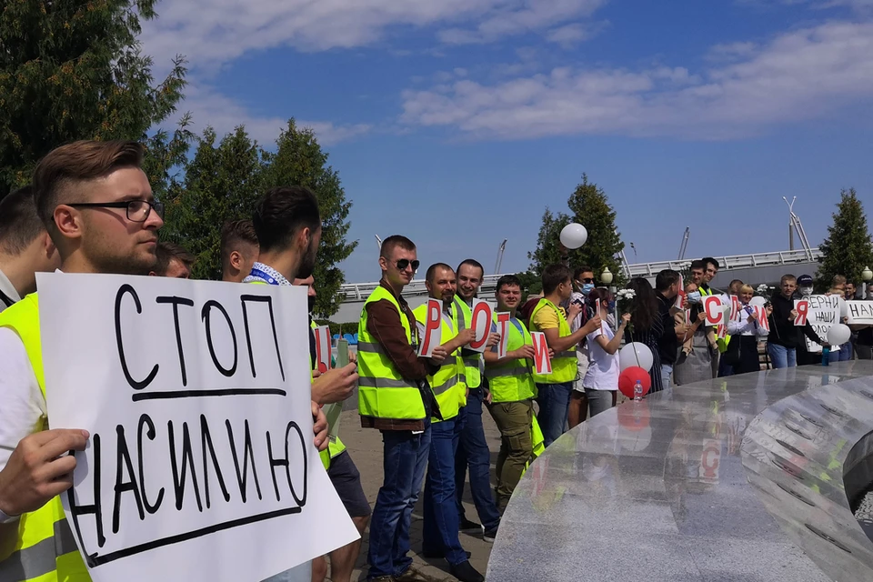 Работники аэропорта и компании "Белавиа" вышли с акцией против насилия.