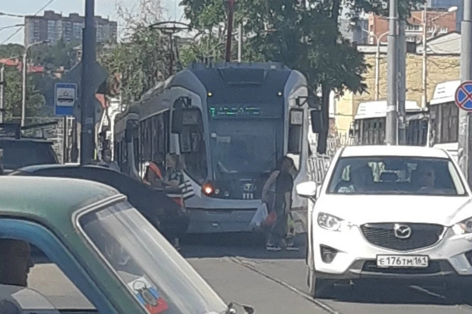 Автохам перегородил дорогу трамваям в Ростове. Фото: соцсети
