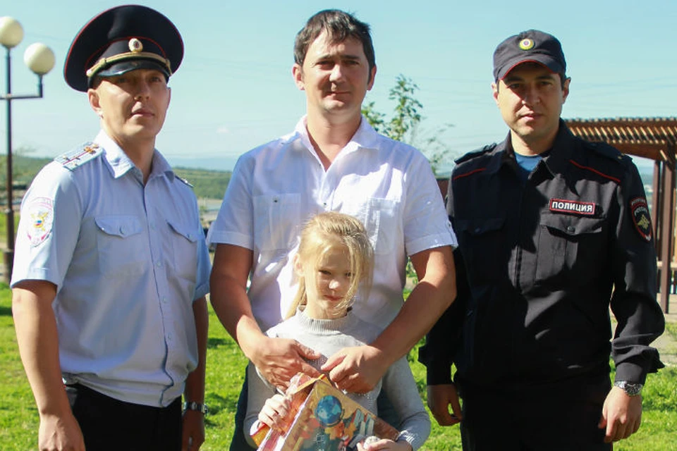 Станислав Хлебодаров (слева), отец девочки Яков и Александр Соловьев (справа)