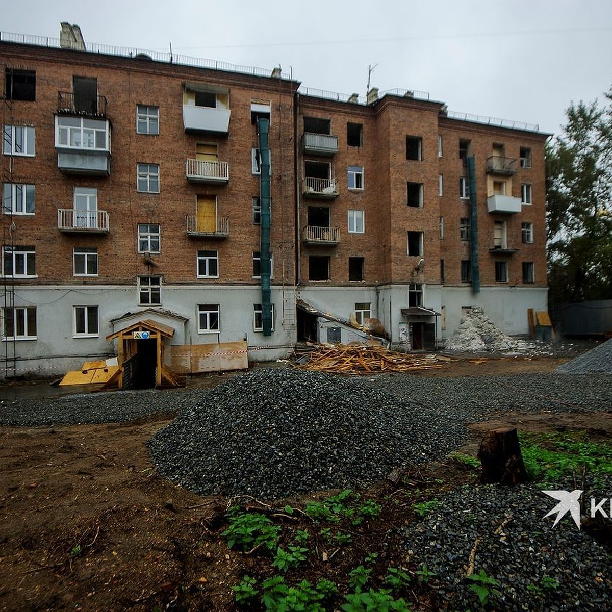 В Екатеринбурге начали сносить жилой дом, на месте которого появится новый  зал филармонии - KP.RU