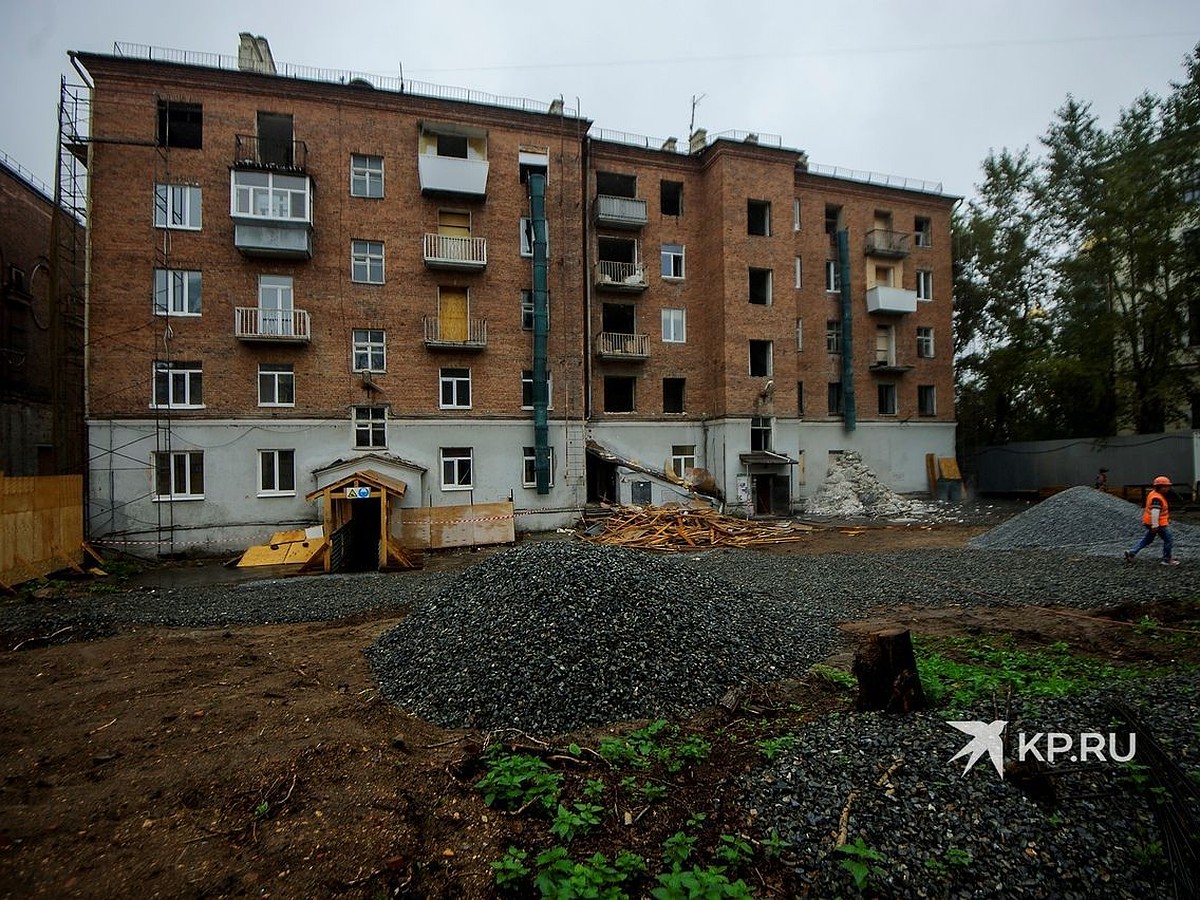 В Екатеринбурге начали сносить жилой дом, на месте которого появится новый  зал филармонии - KP.RU