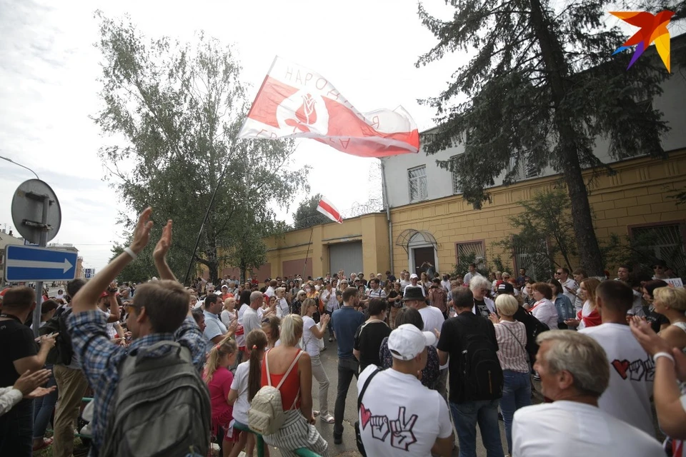 В полдень около СИЗО на Володарского собралось около 500 человек.