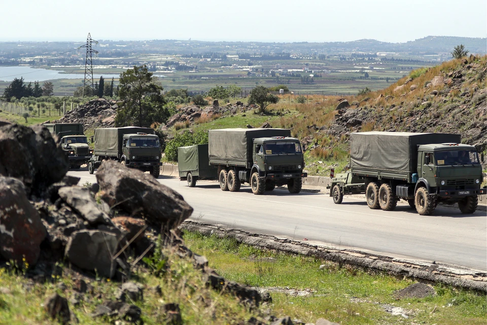 Колонна российских военных грузовиков возвращалась на место постоянной дислокации. Фото: Сергей Бобылев/ТАСС