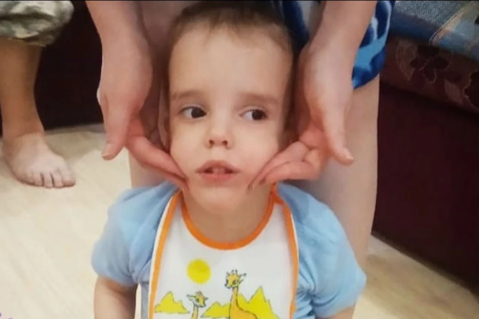 4-летний Ярослав Тарасенко борется за жизнь.
