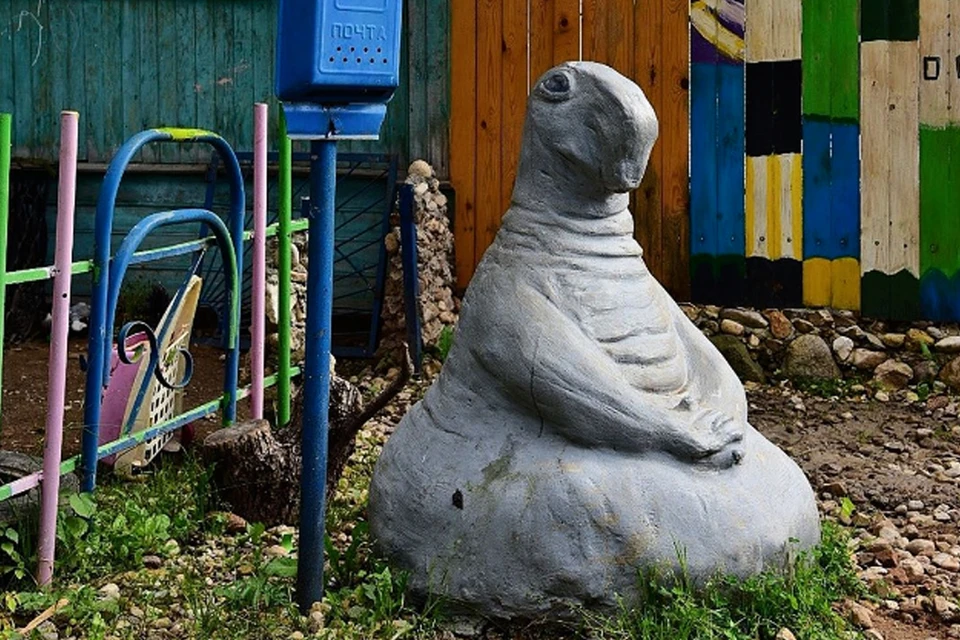 Ждут забавляет прохожих в Вышнем Волочке. Фото: life_in_objective/Ирина Горчакова.