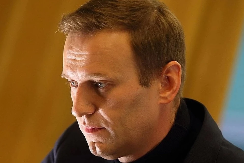 Алексею Навальному стало плохо в самолете