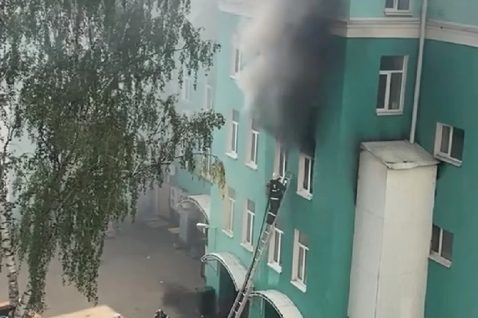 Огонь потушен, причины возгорания устанавливаются.