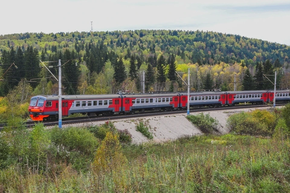 На Красноярскую железную дорогу выходят 12-вагонные электрички. Фото: КрасЖД