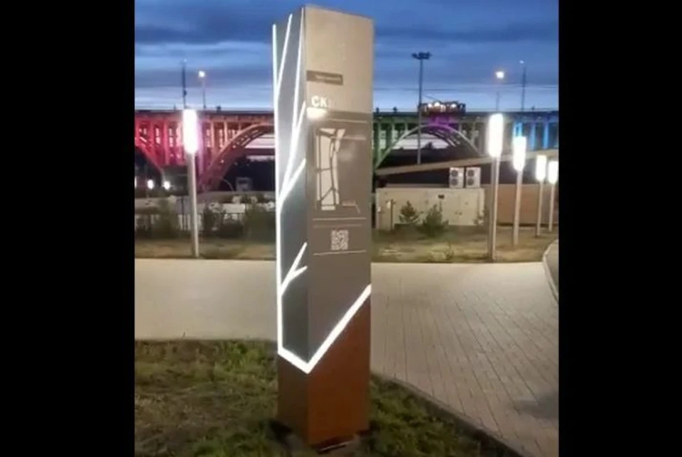 Вот такую стелу с именами владельцев фамильных деревьев установили в парке "Раздолье".