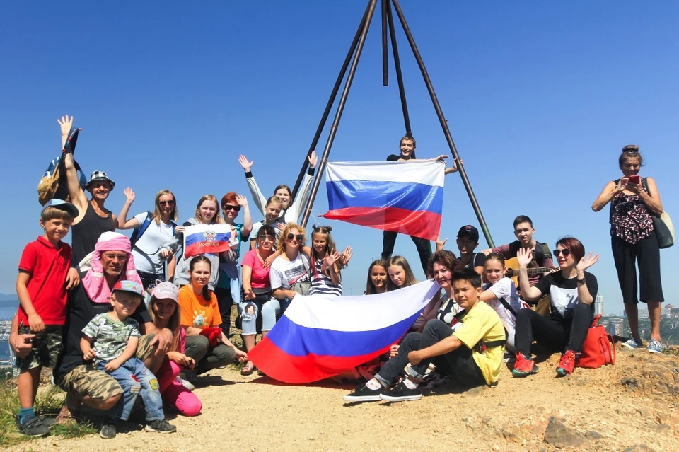 На самой верхней точке участники акции развернули флаги России и сделали фото на память