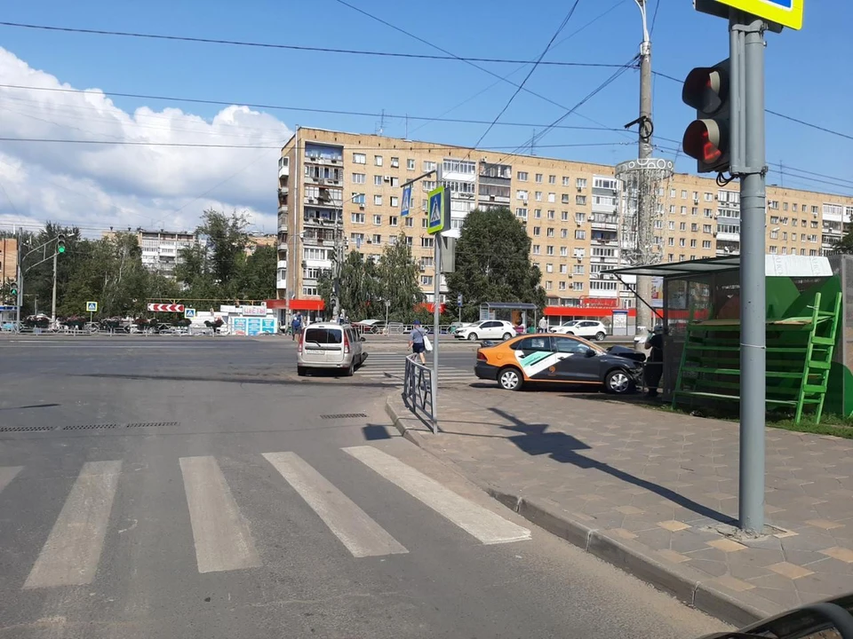 Одна из машин едва не влетела в лоток с арбузами