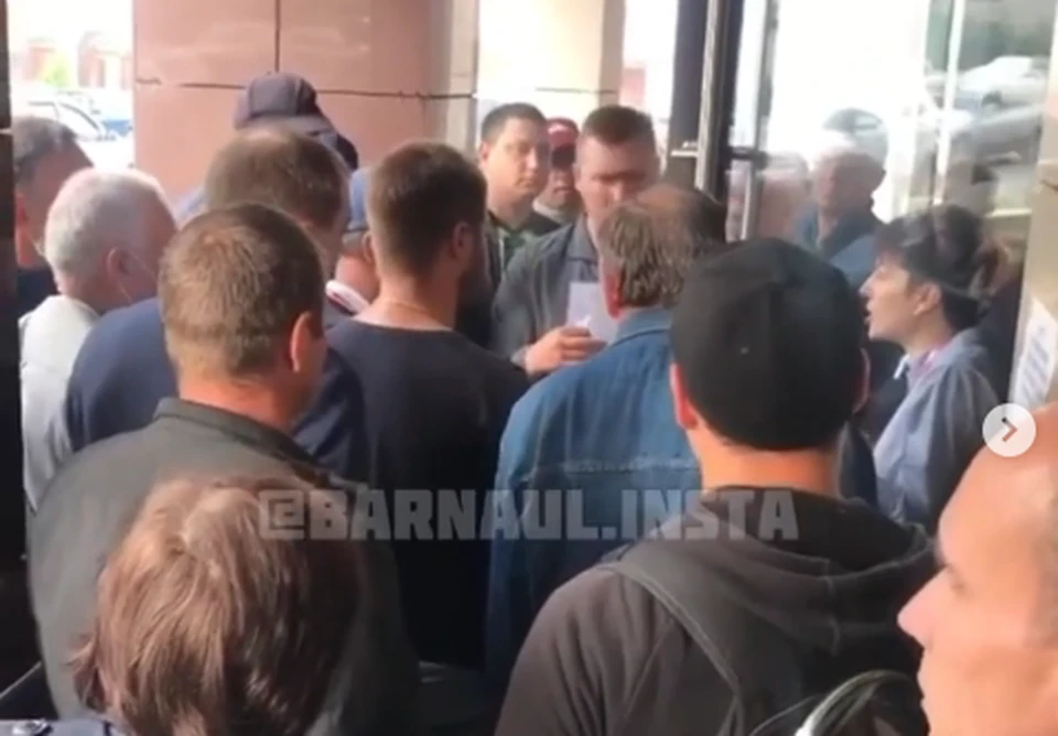 Неизвестно, почему именно сейчас люди толпами пошли в министерство. Автор: barnaul.insta