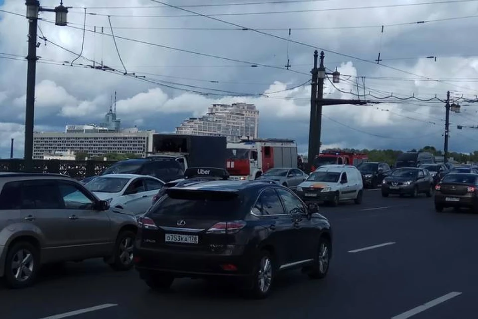 На Литейном мосту встало движение транспорта из-за сгоревшего электротранспорта