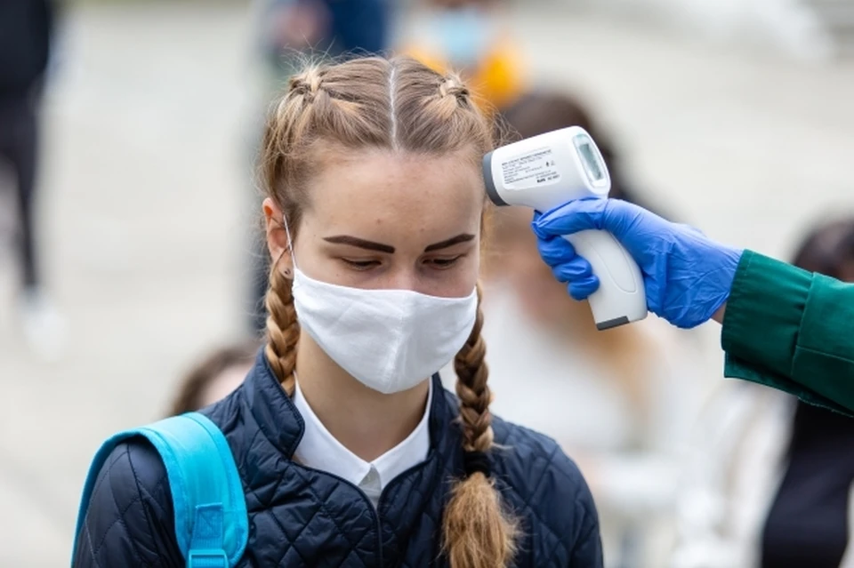 На входе в школу будут измерять температуру.