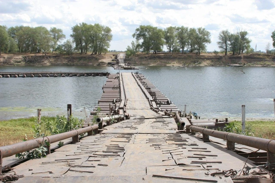 Мост сделали в 2009 году из старых военных понтонов. За 11 лет он просто сгнил. Фото из архива КП.