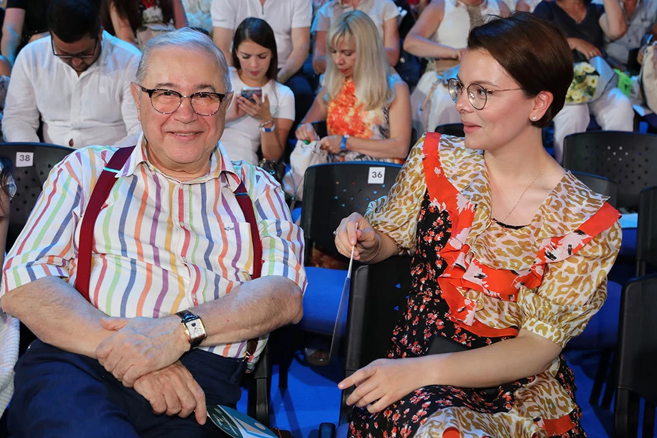 Евгений Петросян с молодой женой Татьяной Брухуновой улетел на курорт.