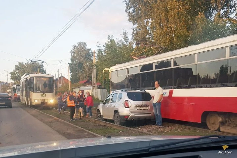 В Октябрьском районе иномарка выехала на рельсы, столкнулась с трамваем и парализовала движение общественного транспорта. Фото: "АСТ-54"