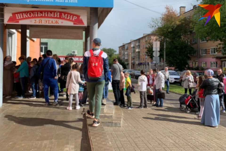 В первые дни выдачи формы в здании на Попова, 4 выстроились внушительные очереди.