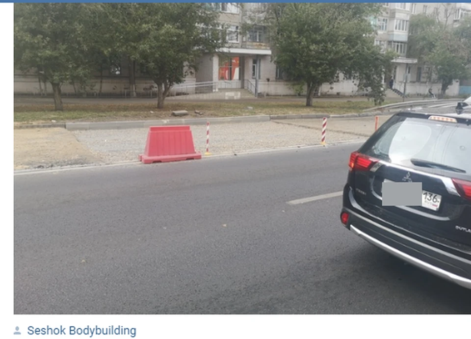 Загорожен довольно большой участок дороги.