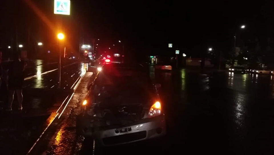 Вот так выглядело место ДТП, в котором погиб неизвестный томич, переходивший дорогу на запрещающий красный свет. Фото пресс-службы регионального УМВД.