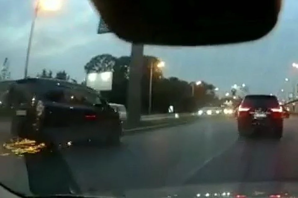 Водитель проехал с огоньком по бардюру