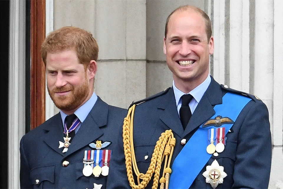 Принцы Гарри и Уильям на балконе Букингемского дворца.