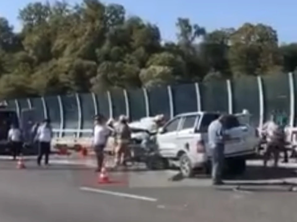 В Сочи в тройном ДТП один человек погиб, трое пострадали. Скрин: @chp_sochi