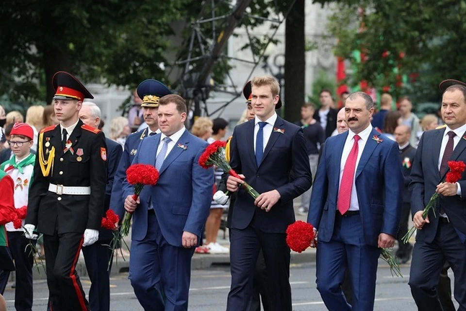 Николай Лукашенко (на фото в центре) во время патриотического шествия "Беларусь помнит" в Минске 3 июля 2020 года. Фото: БелТА.