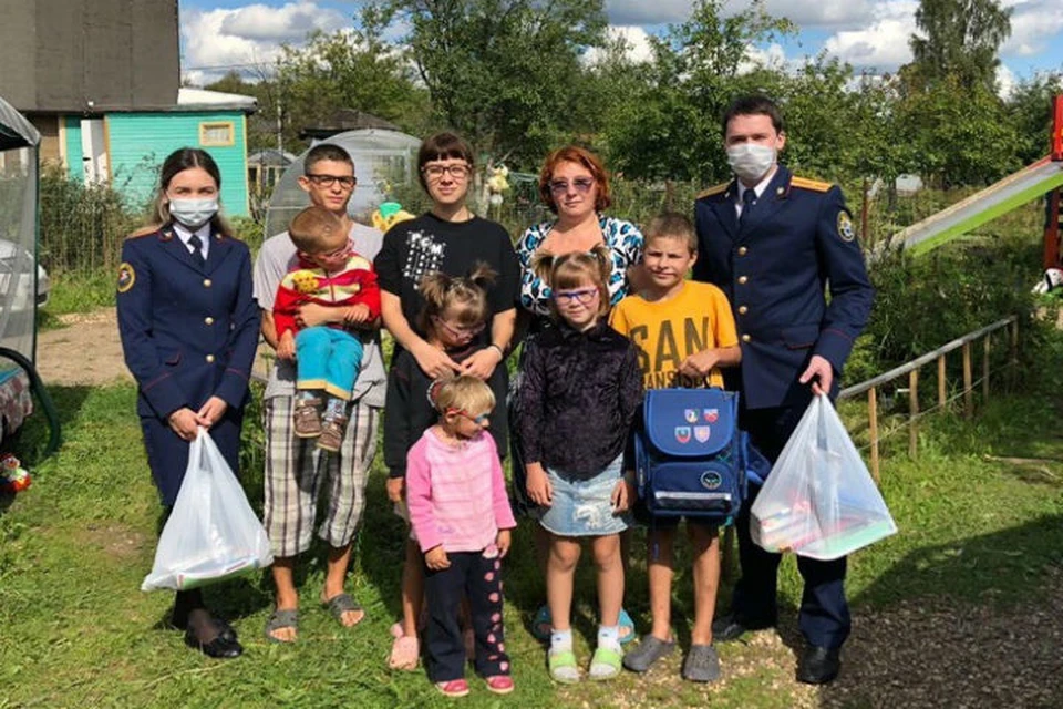 Следователи подарили ребятам комплекты школьных принадлежностей. ФОТО: пресс-служба СК России по Ярославской области