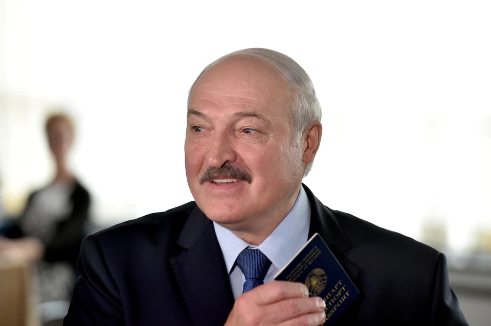 Лукашенко попросил остановить свой автомобиль, когда увидел собравшихся людей и вышел поговорить