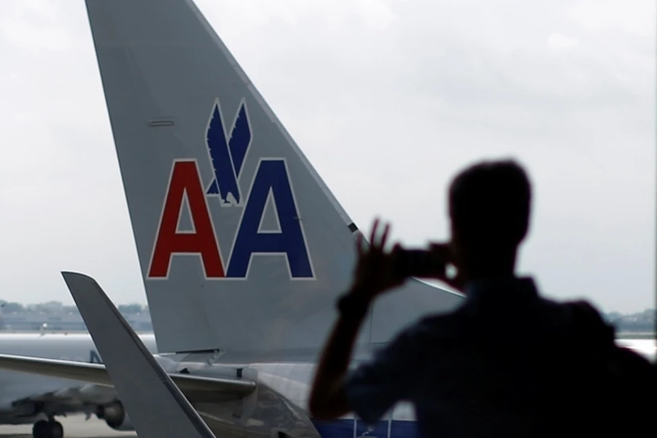 Пилот американской авиакомпании American Airlines заметил, как мимо его лайнера пролетел мужчина