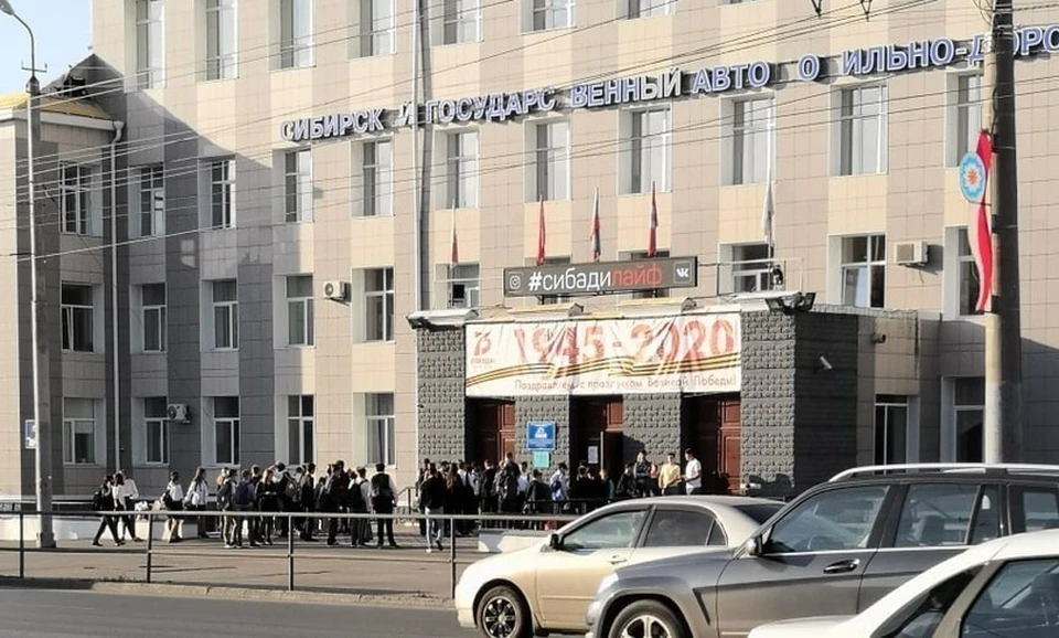 Чтобы попасть на лекции, студентам пришлось отстоять огромную очередь.