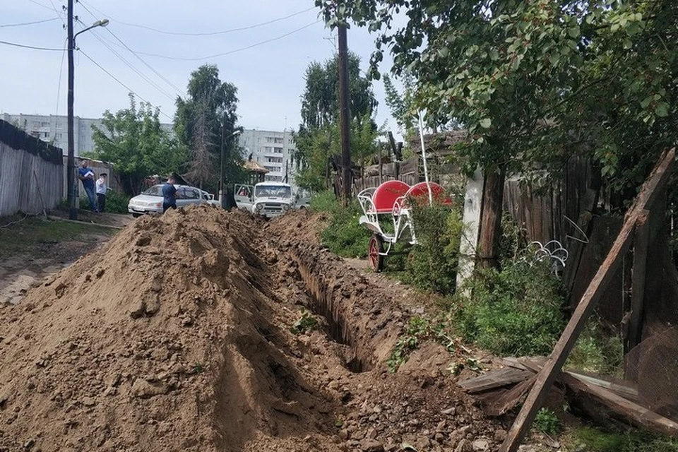 В Красноярске экскаваторщик перерыл дорогу и подрался с жителями улицы. Фото: пресс-служба "КрасКома"
