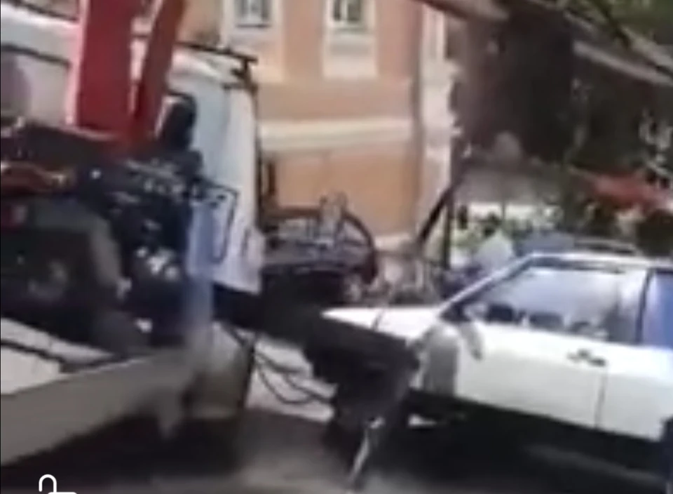 В Самаре эвакуатор уронил авто
