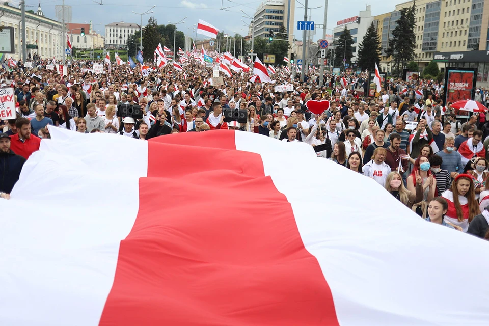 В столице Белоруссии в воскресенье снова под 100 тысяч человек прошли маршем протеста.