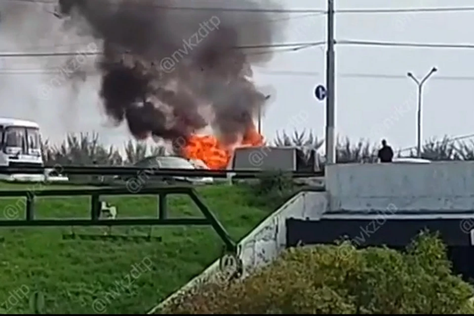 В Новокузнецке на мосту сгорела «ГАЗель». ФОТО: кадр видео Инстаграм "ЧП ДТП Новокузнецк"
