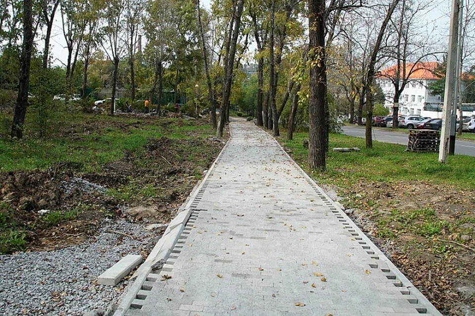 Очертания будущего сквера уже вырисовываются, здесь будут места и для тихих прогулок, и для занятий спортом