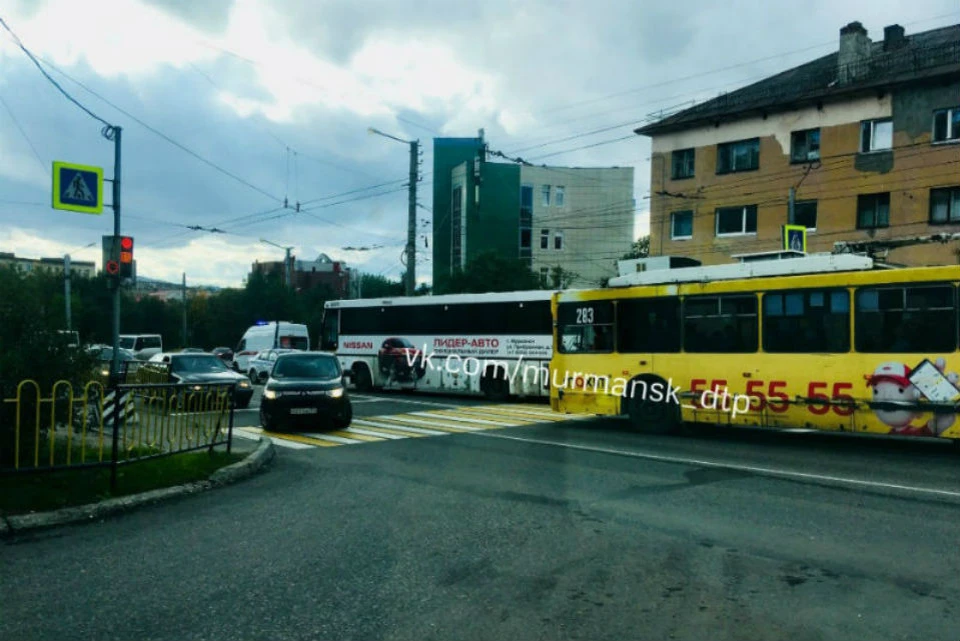 Две школьницы в Мурманске попали под автобус №107. Фото: "Мурманск ДТП ЧП"