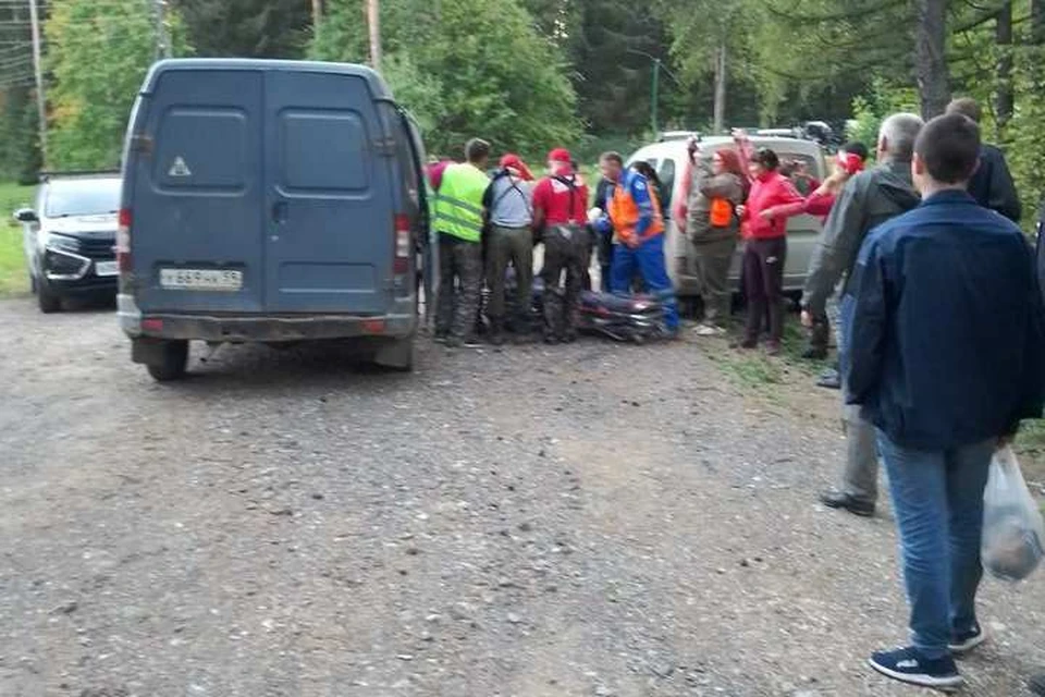 Нину Ивановну привезли на машине из леса и сейчас будут перевозить на носилках в машину "скорой помощи". Фото предоставлено санаторием "Красный яр".