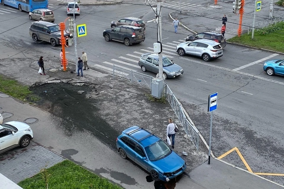 Автомобиль вылетел на тротуар после столкновения с легковушкой в Кемерове