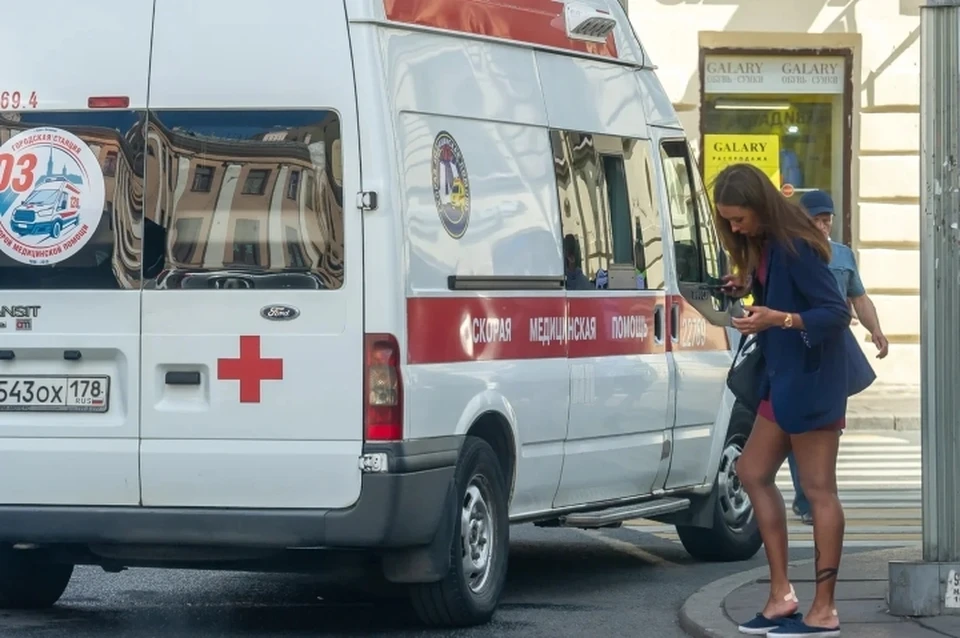 Мужчина попал под колеса автобуса на "зебре" в Санкт-Петербурге.