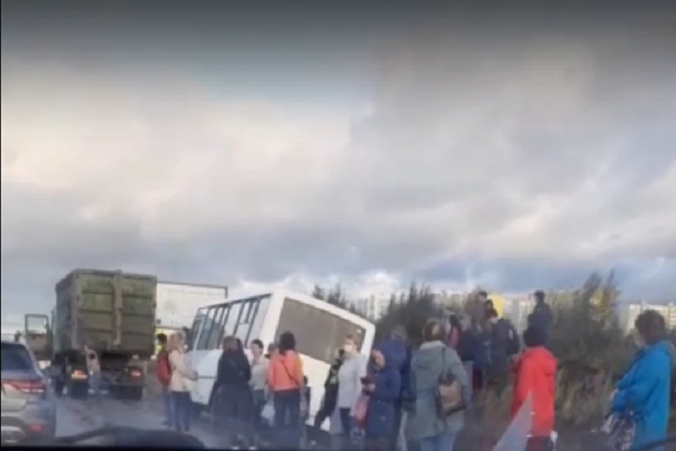 Маршрутка слетела с дороги в Янино. Фото: vk.com/spb_today